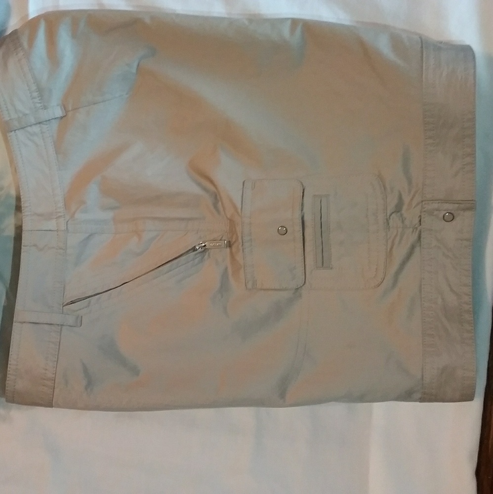 DKNY Golf Shorts - Picture 5 of 5